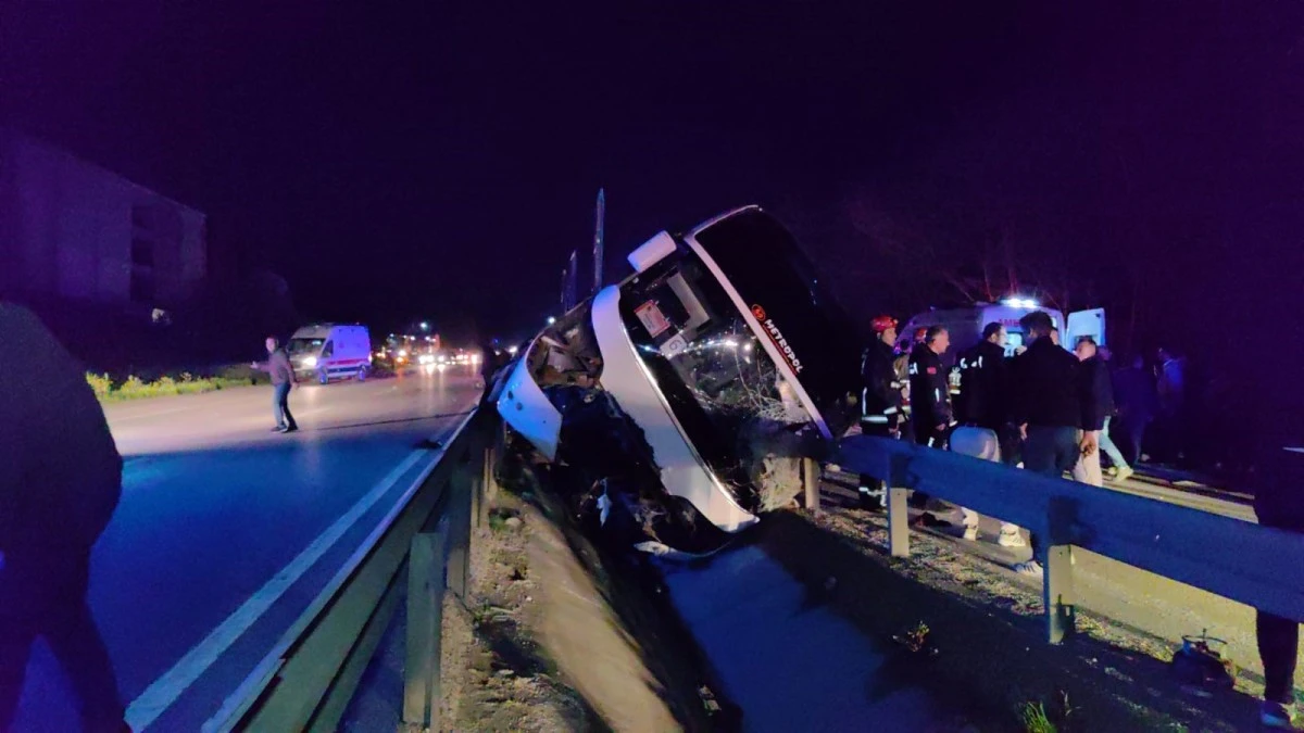 Bursa'da Ümitalan'da  tur otobüsü devrildi; 3 kişi yaşamını yitirdi, çok sayıda yaralı var