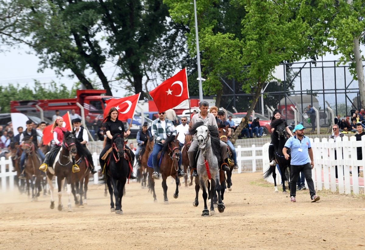 Bursa Osmangazi Belediyesi'nin düzenlediği Rahvan At Yarışları'nda büyük heyecan