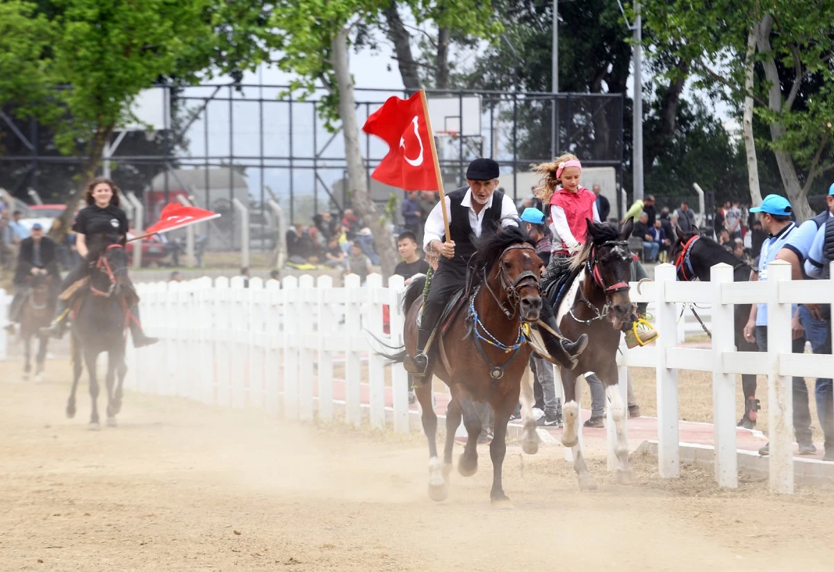 Bursa Osmangazi Belediyesi'nin düzenlediği Rahvan At Yarışları'nda büyük heyecan