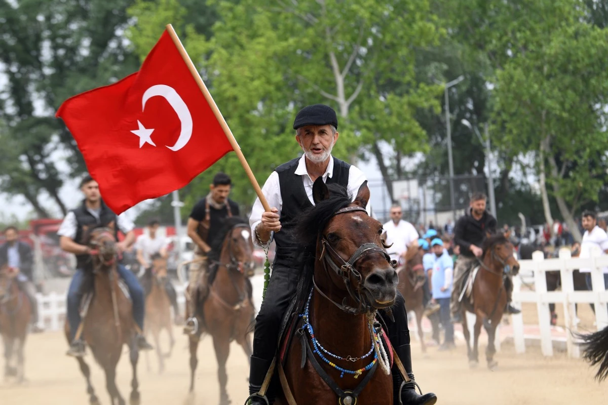 Bursa Osmangazi Belediyesi'nin düzenlediği Rahvan At Yarışları'nda büyük heyecan