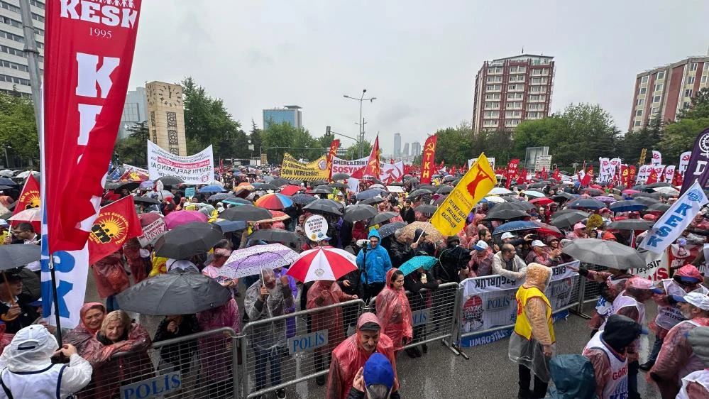 Bursa ve diğer kentlerde düzenlenen 1 Mayıs gösterilerinden en özel kareler 