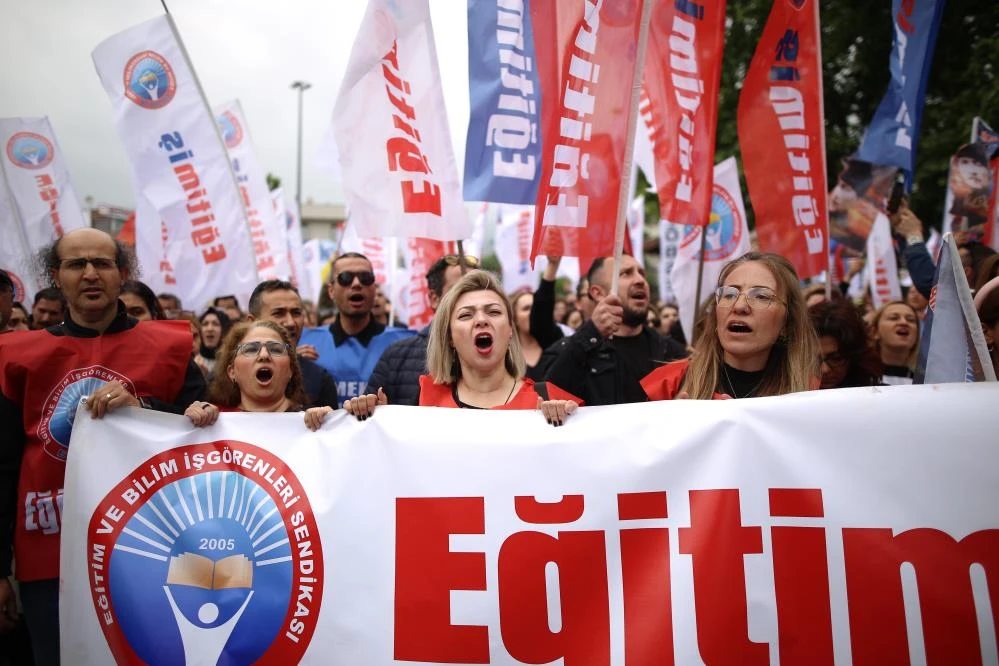 Bursa'da öğretmenlerden protesto yürüyüşü