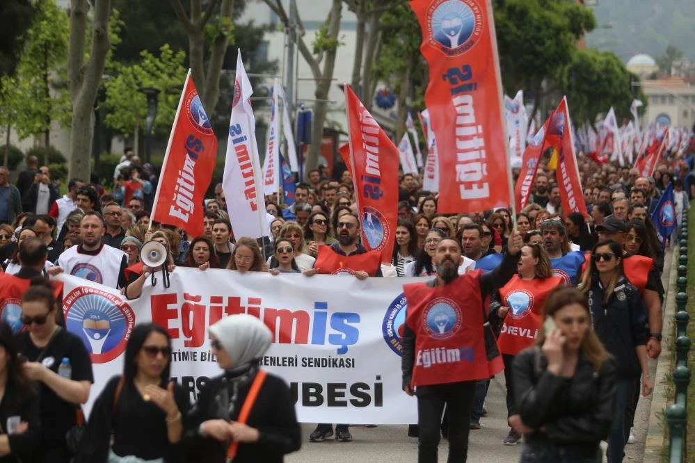 Bursa'da öğretmenlerden protesto yürüyüşü