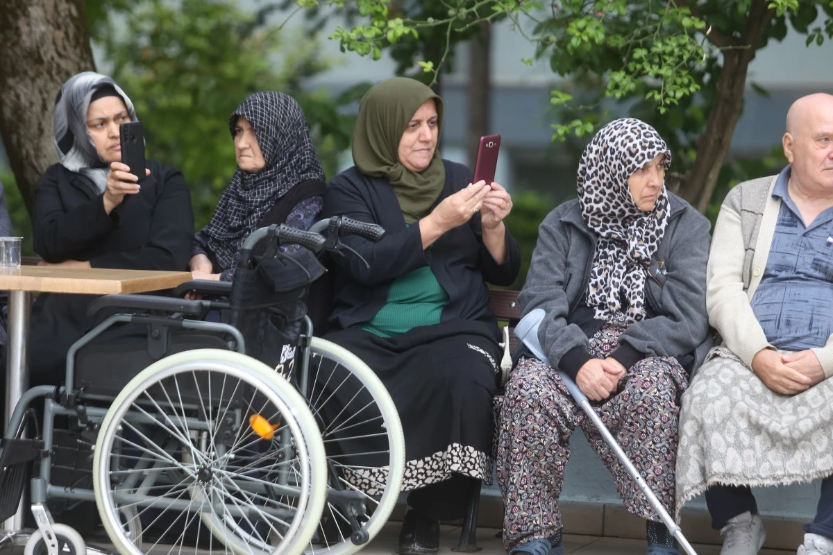  Hastane personeli Hemşireler Günü’nü hastalarla birlikte kutladı