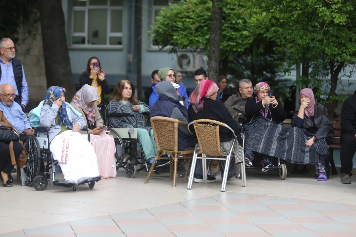  Hastane personeli Hemşireler Günü’nü hastalarla birlikte kutladı