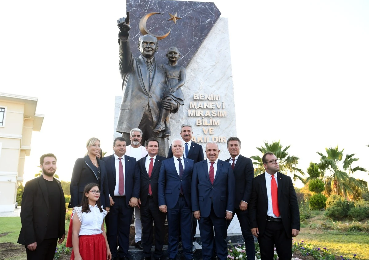 Osmangazi Belediyesi Zafer Bayramı’nı Atatürk Anıtı ile taçlandırdı