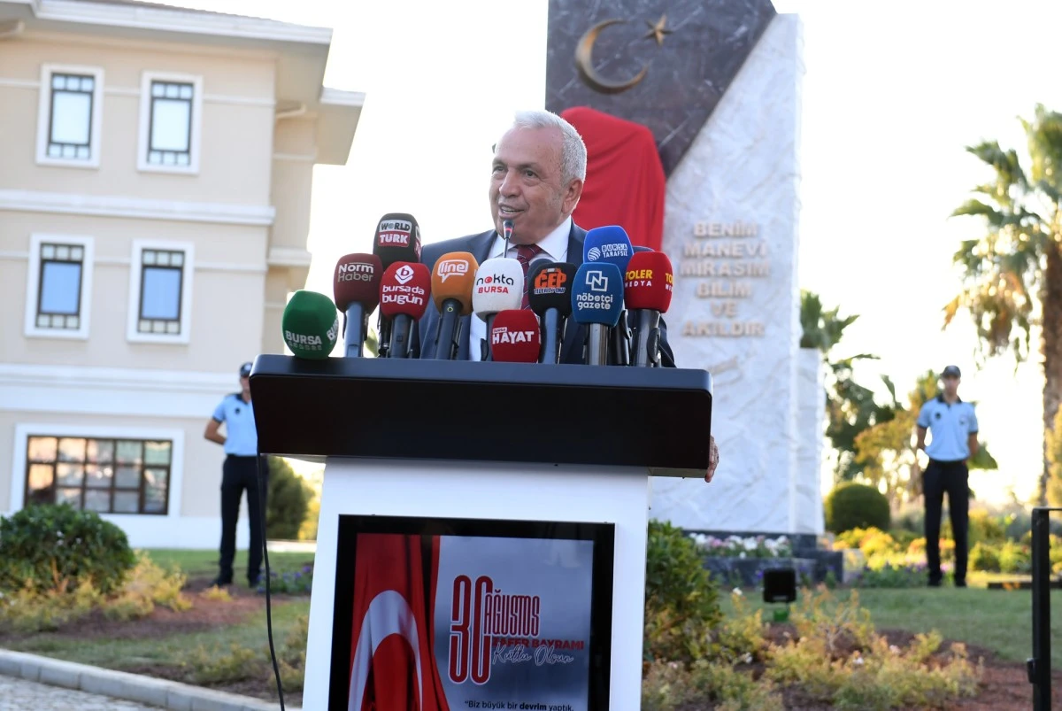 Osmangazi Belediyesi Zafer Bayramı’nı Atatürk Anıtı ile taçlandırdı