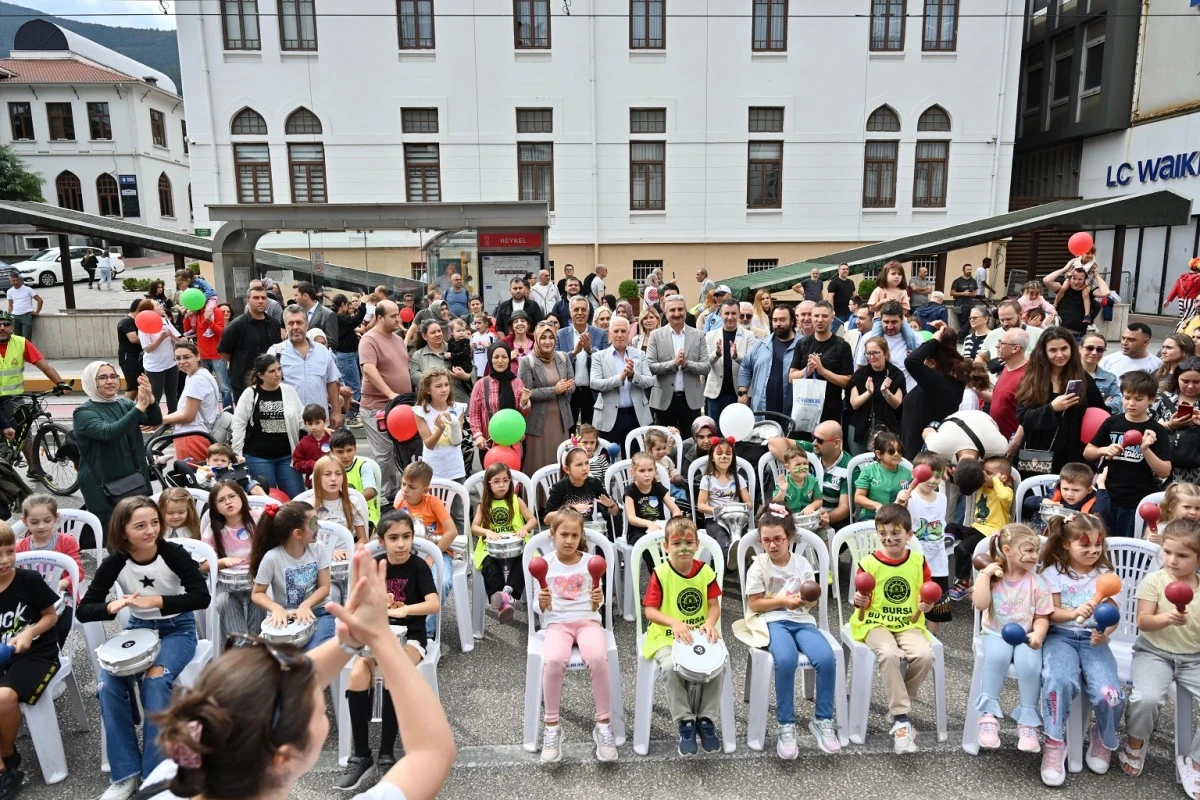 Bursa Atatürk Caddesi, araç trafiğine kapatılarak çocuklara bırakıldı