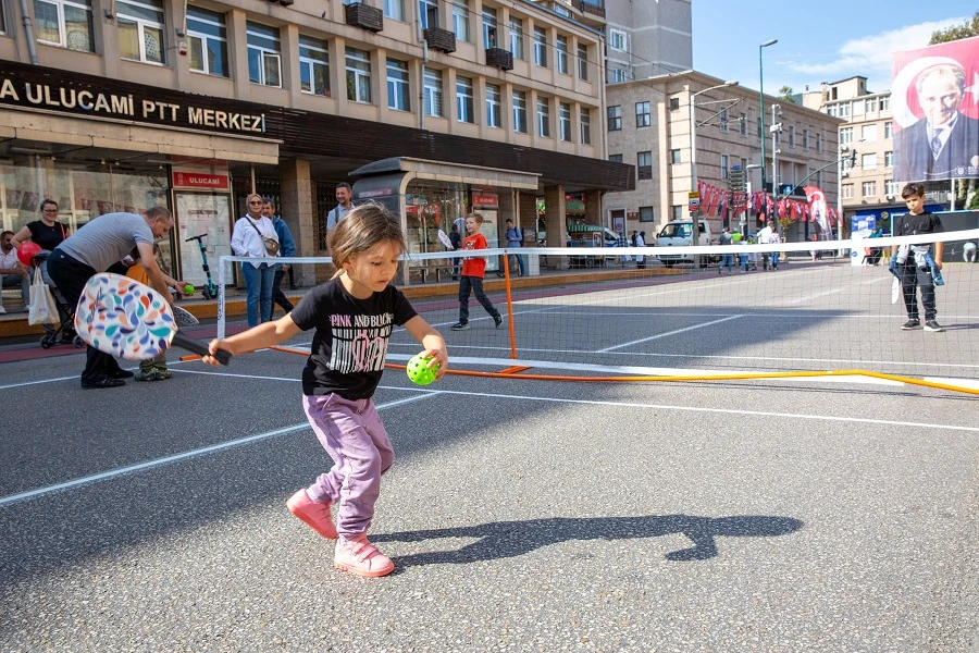 Bursa Atatürk Caddesi, araç trafiğine kapatılarak çocuklara bırakıldı