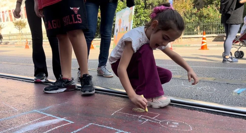 Bursa Atatürk Caddesi, araç trafiğine kapatılarak çocuklara bırakıldı