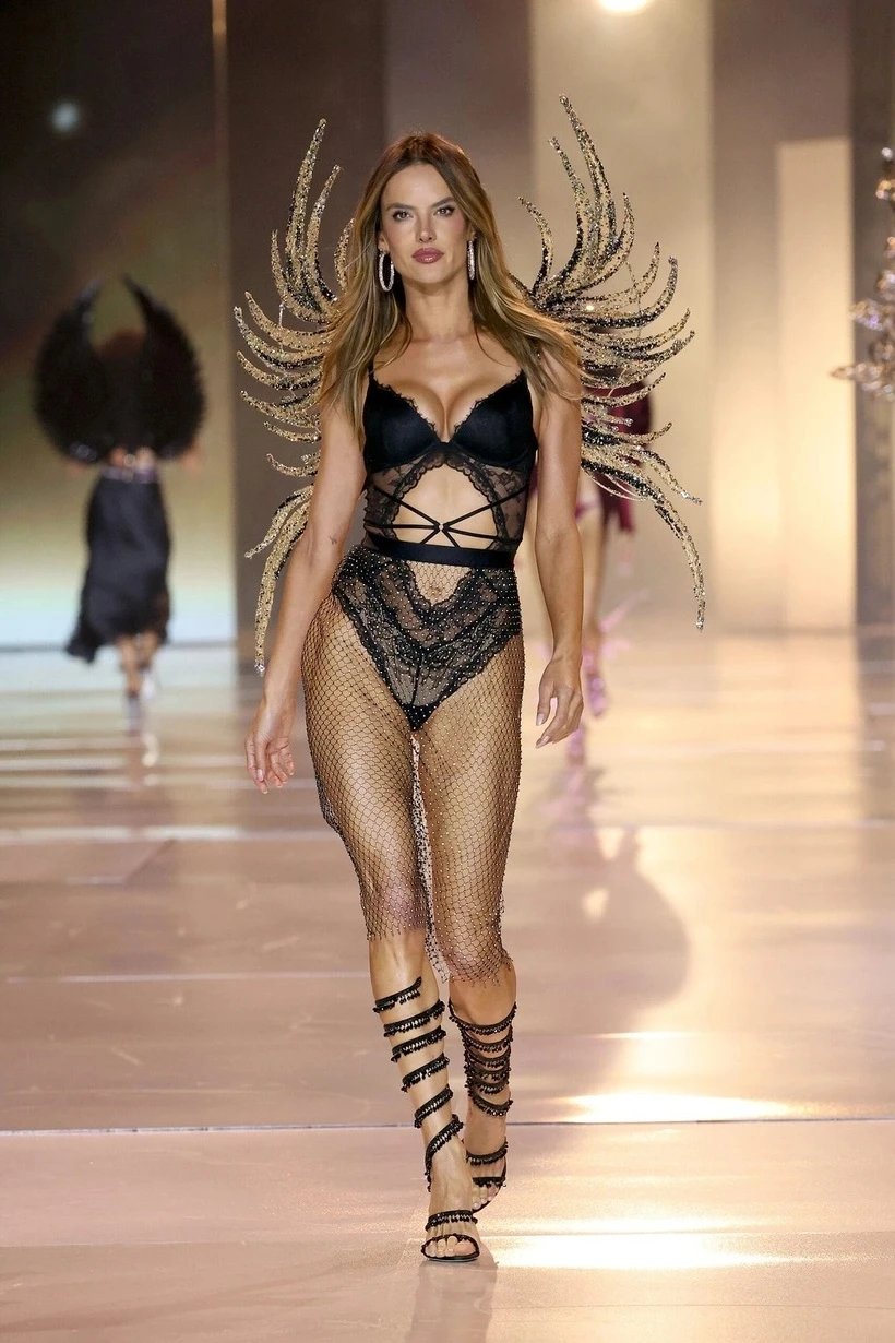 Victoria's Secret defilesinden unutulmaz kareler 