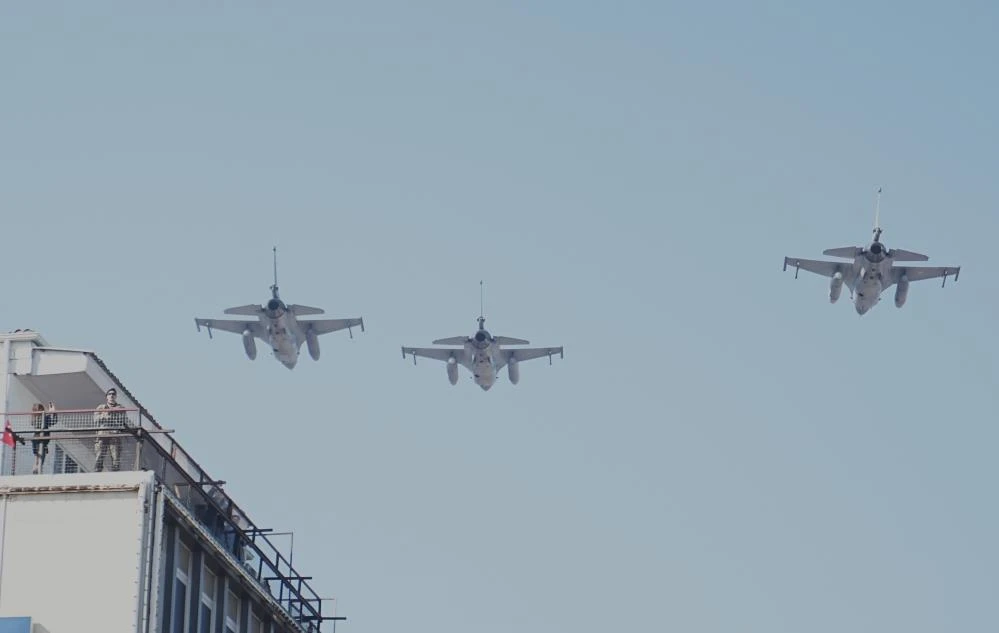 Bursa'da Cumhuriyetin 101. yılı coşkuyla kutlanırken F-16'ların gösterisi nefesleri kesti