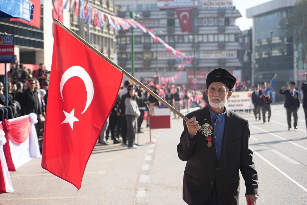 Bursa'da Cumhuriyetin 101. yılı coşkuyla kutlanırken F-16'ların gösterisi nefesleri kesti