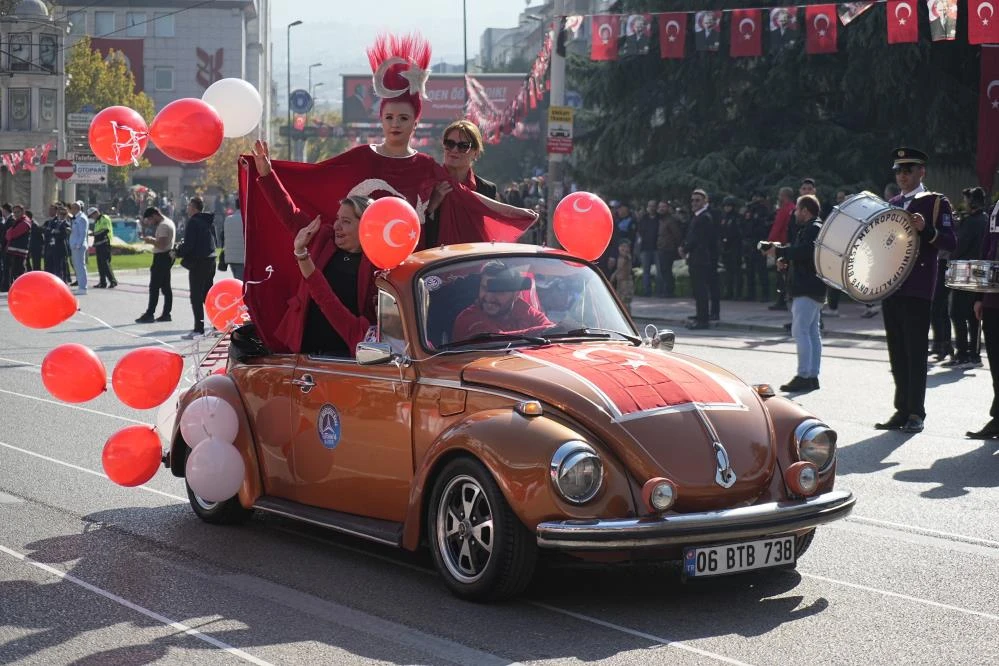 Bursa'da Cumhuriyetin 101. yılı coşkuyla kutlanırken F-16'ların gösterisi nefesleri kesti