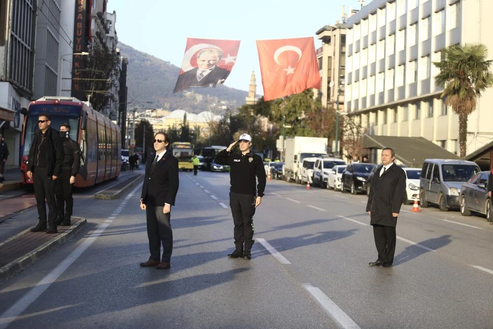 Bursalılardan Atatürk'e büyük saygı