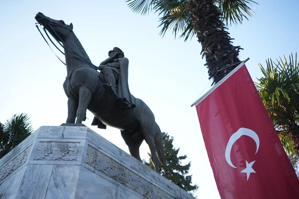 Bursalılardan Atatürk'e büyük saygı