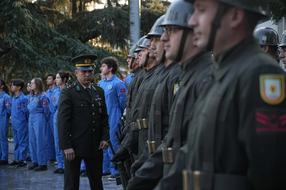 Bursalılardan Atatürk'e büyük saygı