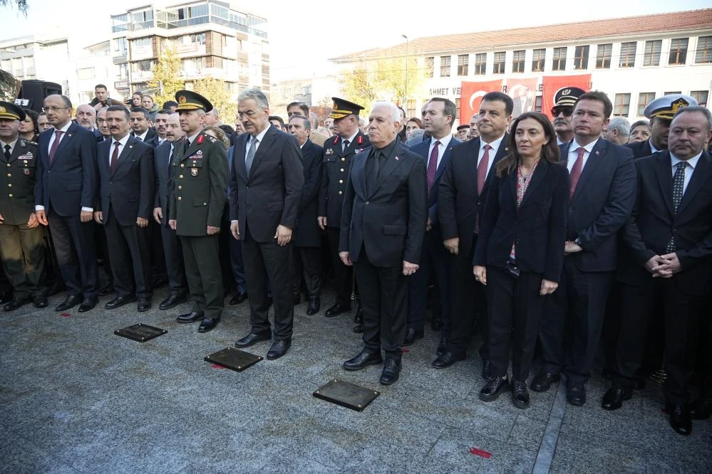 Bursalılardan Atatürk'e büyük saygı