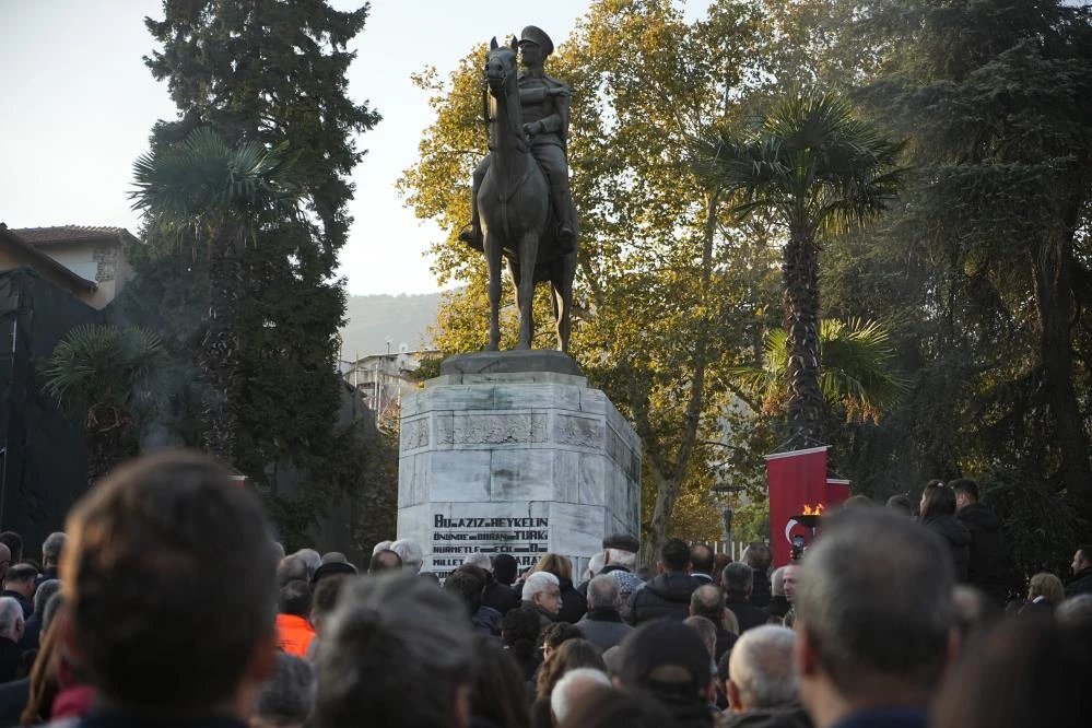 Bursalılardan Atatürk'e büyük saygı