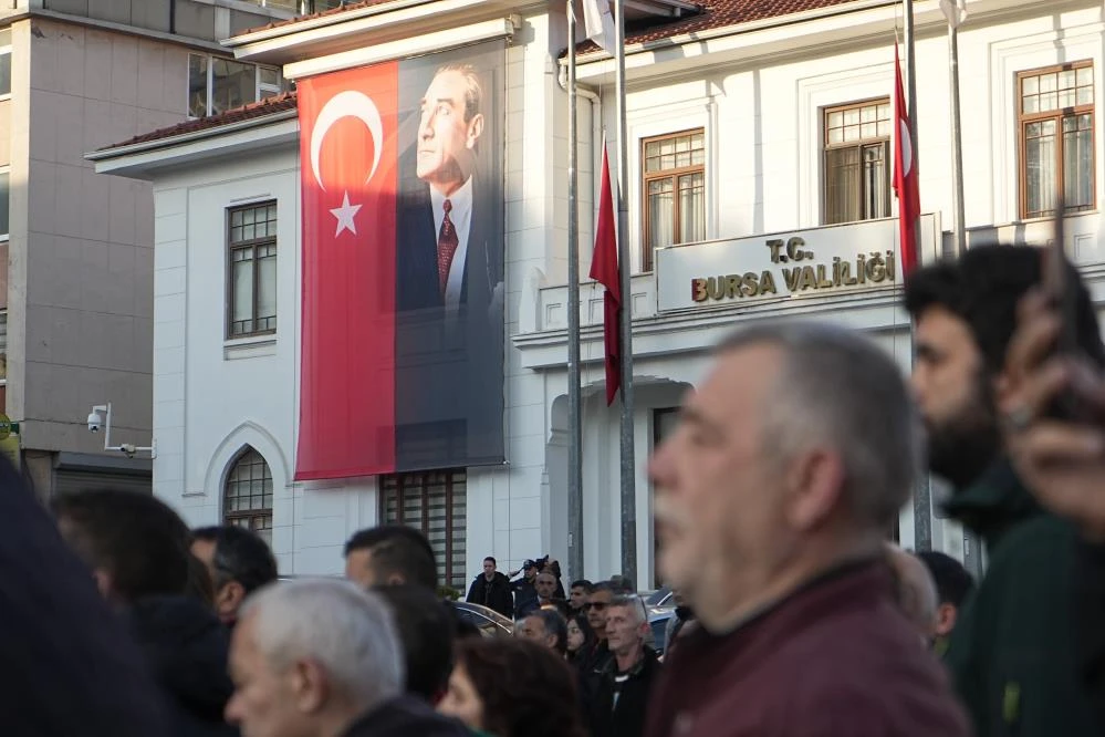 Bursalılardan Atatürk'e büyük saygı