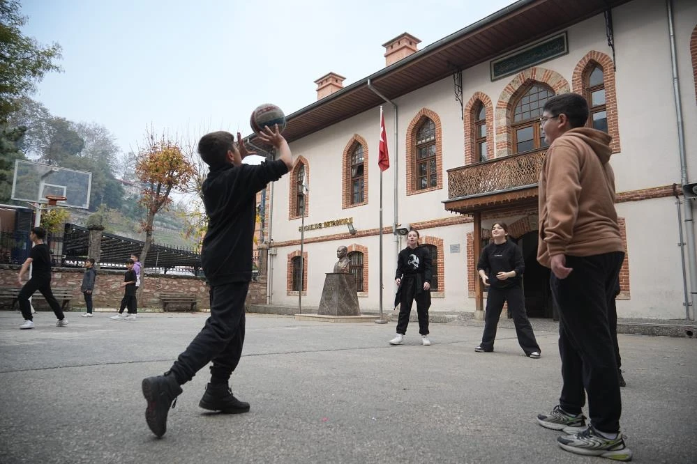 Bursa'da Yunan işgalinde karargah olarak kullanılan okul 556 yıldır öğrenci yetiştiriyor