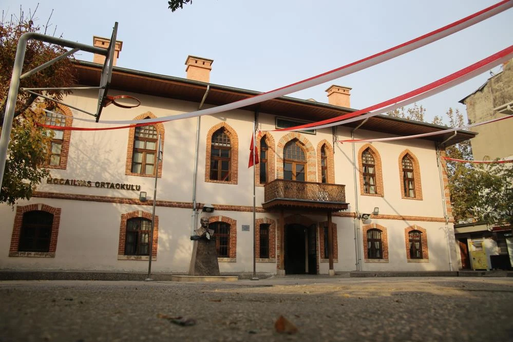 Bursa'da Yunan işgalinde karargah olarak kullanılan okul 556 yıldır öğrenci yetiştiriyor