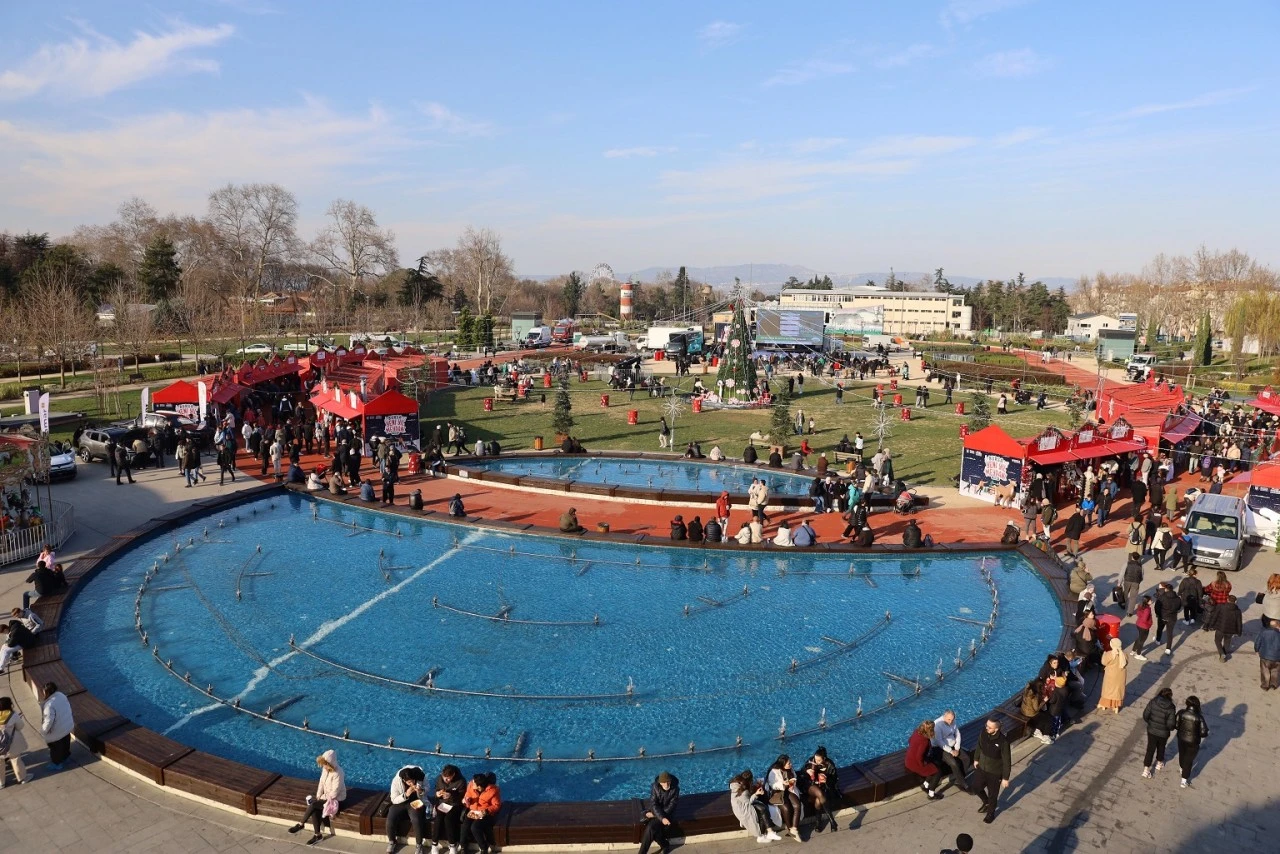 Yeni Yıl Meydanı'na Bursalılardan büyük ilgi 