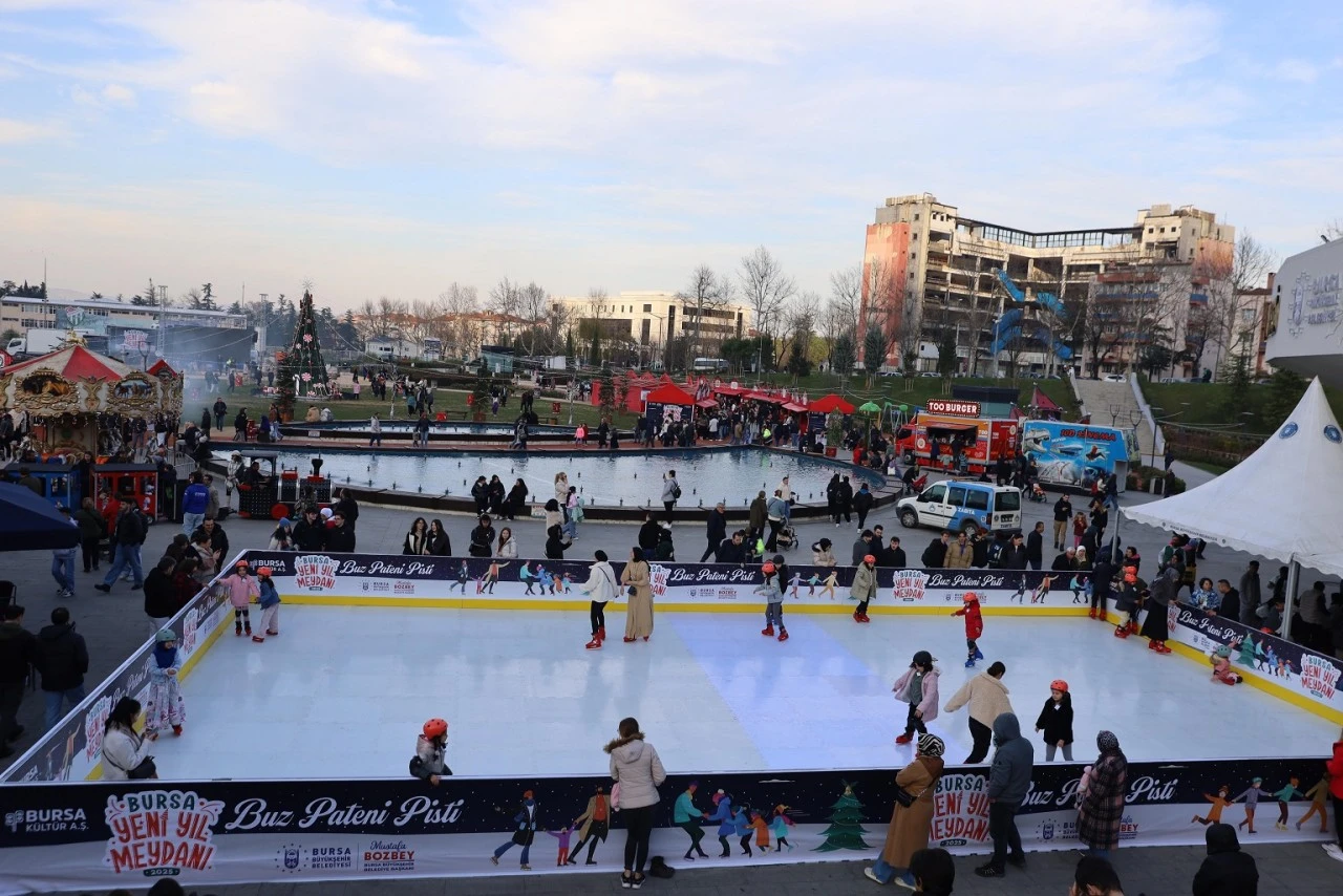 Yeni Yıl Meydanı'na Bursalılardan büyük ilgi 