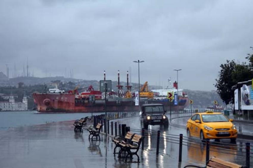 İstanbul Boğazı'nda ilginç görüntü