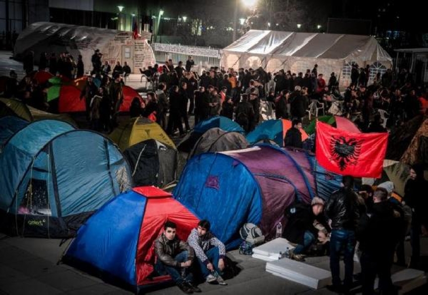 Kosova'da gösteriler sürüyor