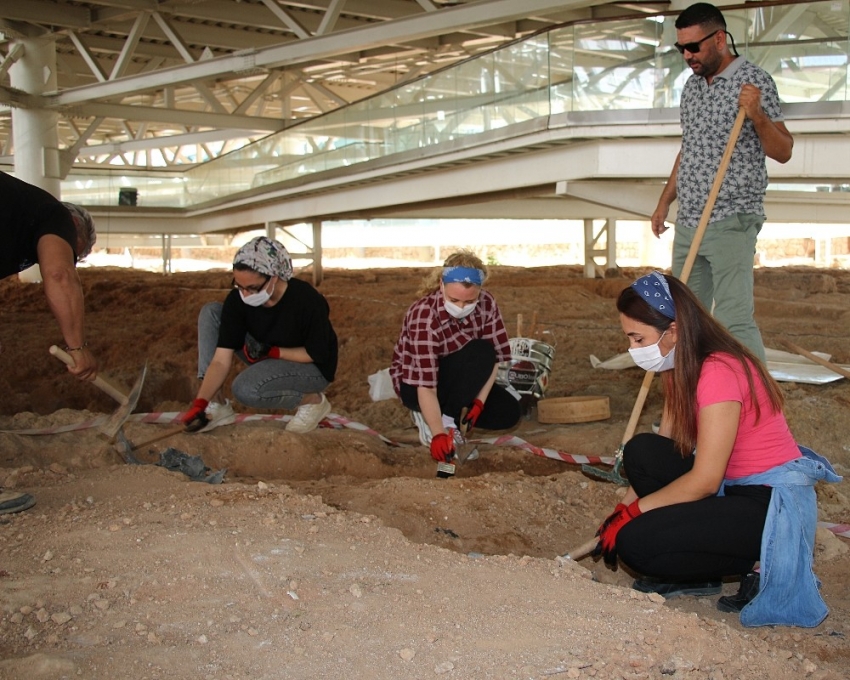 Nekropol alanında 2 bin 500 yıllık tarihi yolculuk gün sayıyor