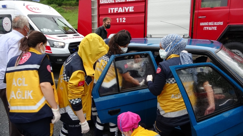 Otomobilde sıkışan iki kişi acı içerisinde kurtarılmayı bekledi