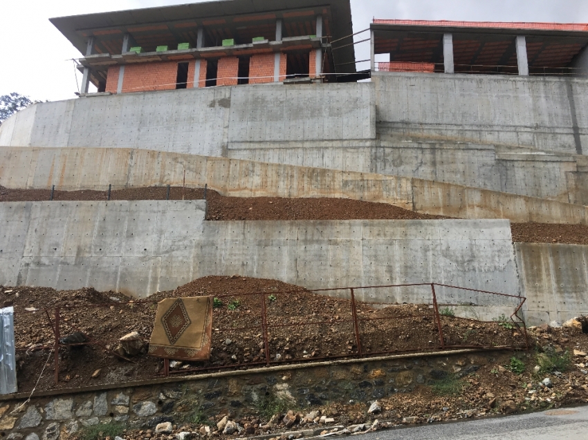 Sağanak yağış toprak kaymasına neden oldu, tünel trafiği aksadı