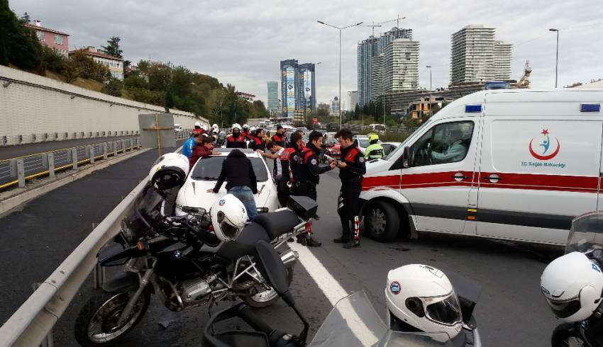 Emniyet şeridine giren otomobil polislere çarptı