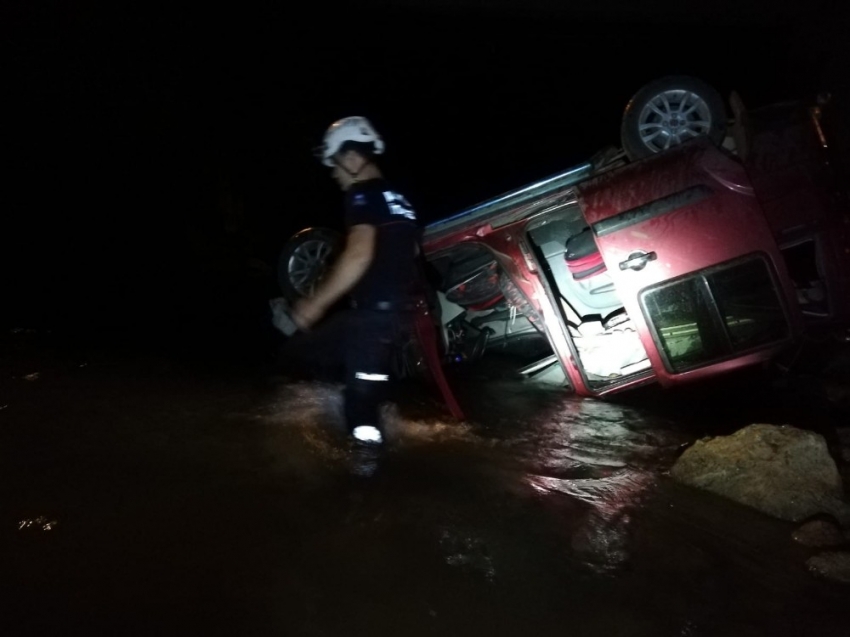 Kamyonet köprüden çaya uçtu: 1 ölü