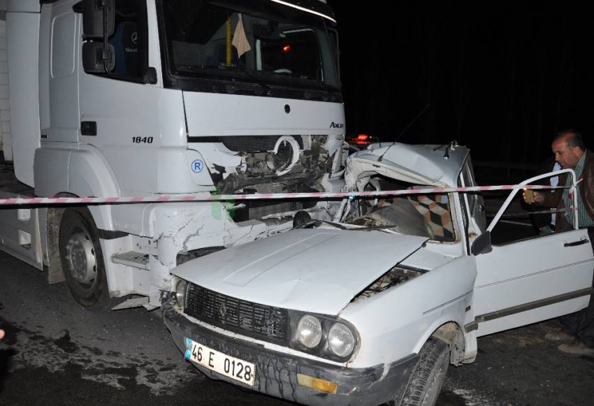 TIR, otomobili metrelerce sürükledi: 1 ölü, 1 yaralı