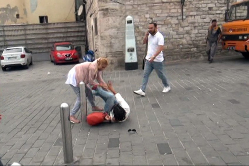 Taksim Meydanı’nda kızların omuz atma kavgası kamerada