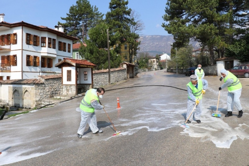 Turistik kenti fırçalarla yıkadılar