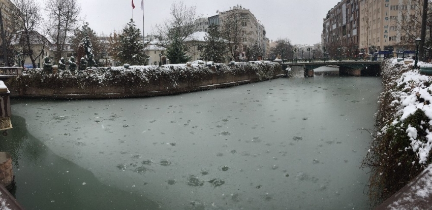 Soğuk ve karlı havaya Porsuk Çayı da dayanamadı