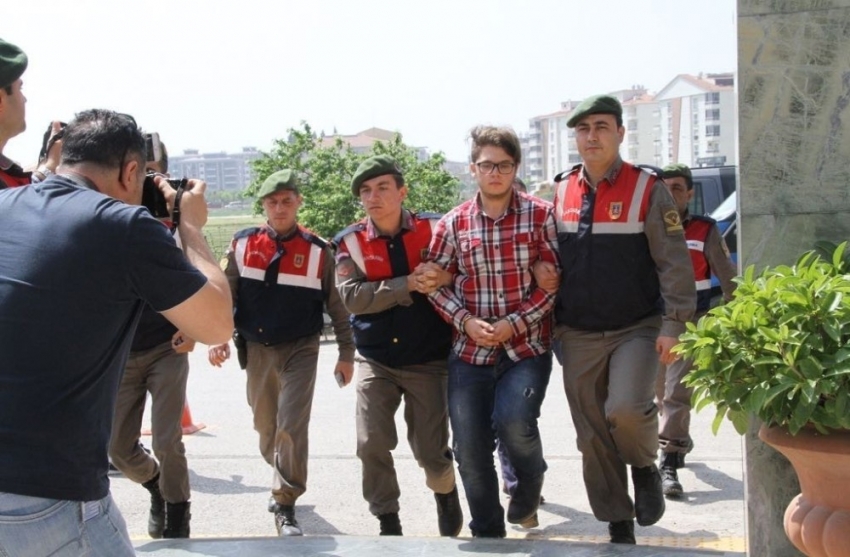 Babasını önce öldürüp sonra yakan gence “haksız tahrik” indirimi