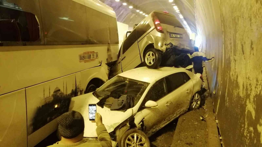 Zincirleme kazada kapanan Bolu Dağı Tüneli 5 buçuk saat sonra açıldı