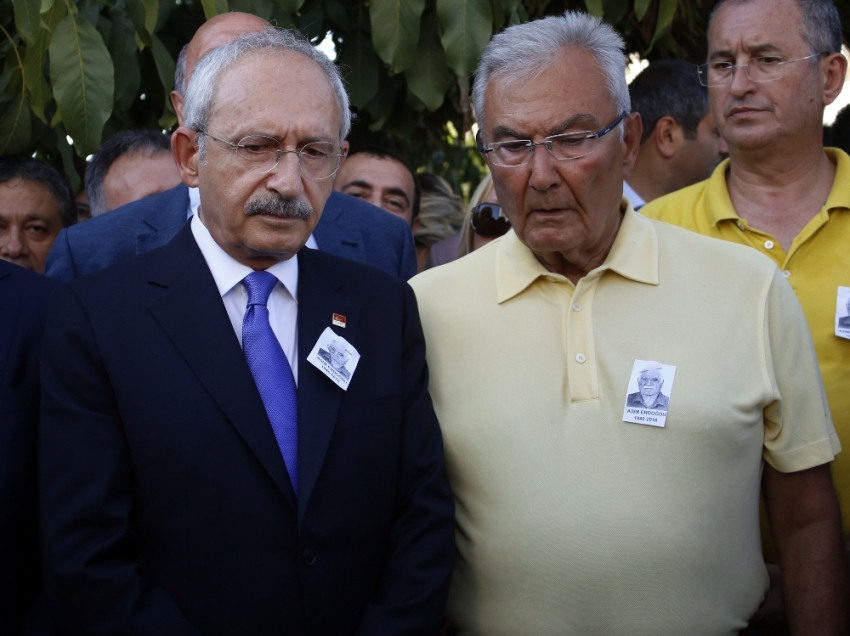 Kılıçdaroğlu ve Baykal yan yana saf tuttu