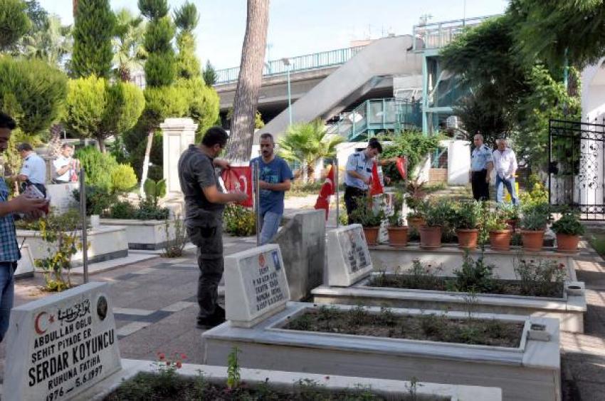 Şehitlerin mezarlarındaki bayrakları çaldılar