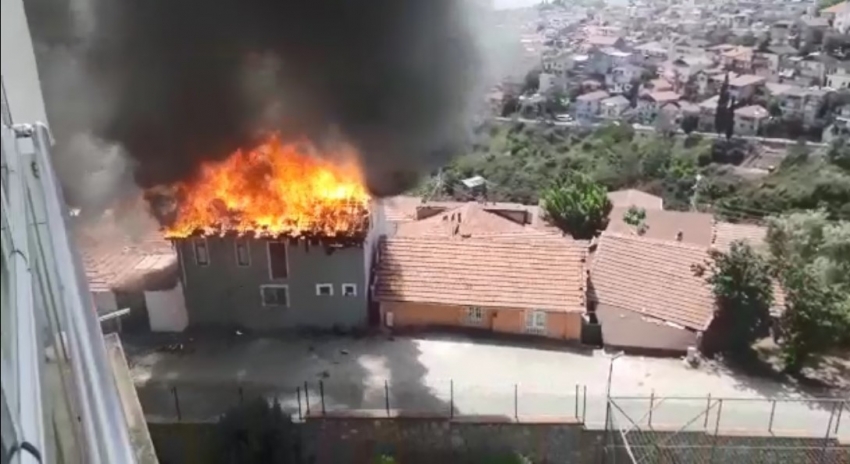 2 katlı ev alev alev yandı, başka dairelere de zarar verdi