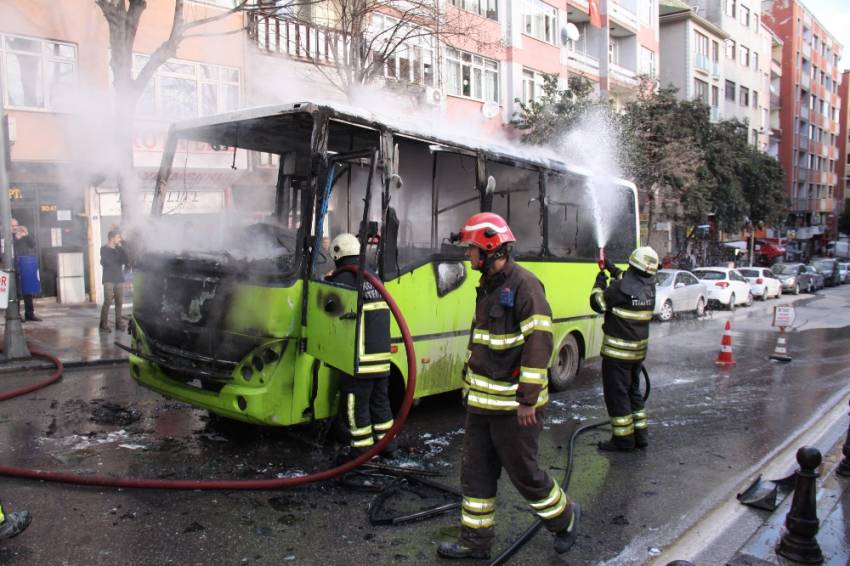 Kocaeli’de özel halk otobüsü alev alev yandı