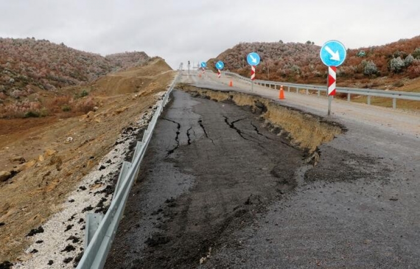 Çöken yol trafiğe kapandı