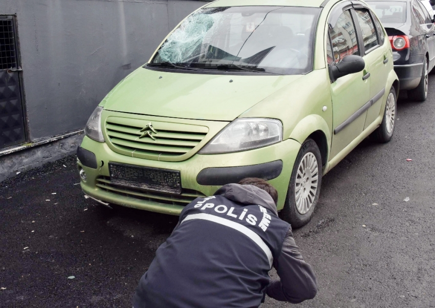 Otomobiline binerken otomobil çarptı