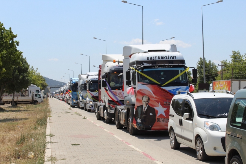 Sünnet çocuğu için tır konvoyu düzenlendi