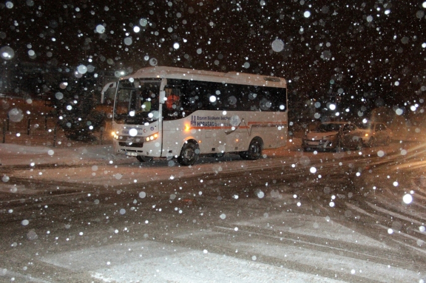 Erzurum’da yoğun kar ve tipi yolları ulaşıma kapadı