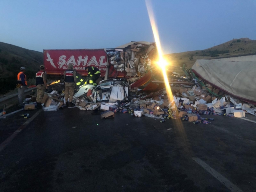 Çarpışan iki tır paramparça oldu: 1 ölü